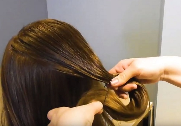 2、根本から少し離れた場所でまとめ、わっか状のヘアゴムでとめる