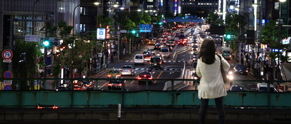 電車を待つ女性